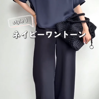 【ユニクロ】サテンブラウスは高見えと快適さを両立。ネイビーワントーンで叶える涼しげな着こなし【40代の毎日コーデ】