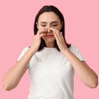 地味にストレスな「鼻づまり」、親指のある部分をさするだけで解消するってホント?詰まる原因と対処法【体のプロが解説】