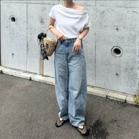 オフショルの抜け感が主役。ワイドデニムで作る大人カジュアル【40代の毎日コーデ】