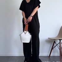 黒ってやっぱり最強。細見えも洗練見えも叶う、オールインワンの着こなし【40代の毎日コーデ】
