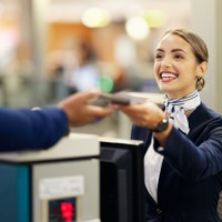 45歳、手取り21万円、「道ならぬ恋」歴10年…。航空会社スタッフが見た地獄とは