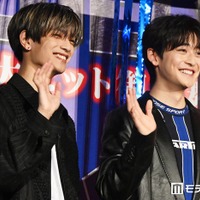 どちらが笑顔で手を振れるか張り合う（？）W高橋（高橋恭平＆高橋文哉）（C）モデルプレス