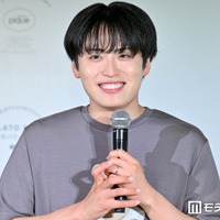 左手薬指に指輪を光らせた池田直人（C）モデルプレス