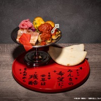 【エレン・ミカサ】情熱の辛口ソースとセセリ肉のピタパン〜滾る血脈のロンド〜税込1,990円（C）諫山創・講談社／「進撃の巨人」The Final Season製作委員会
