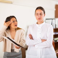 「偉そう」「怒ってる?」よかれと思った行動が誤解を招く…⁉ 5000人を見てきた専門家が語る「評価されない人」の共通点