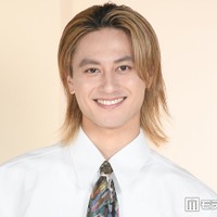 昨晩、裸のままソファで3時間寝落ちした小島健（C）モデルプレス