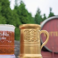 バタービール（TM） ～「ハリー・ポッター（TM）」 25周年記念マグカップ付き～ （ノンアルコール） 画像提供：ユニバーサル・スタジオ・ジャパン