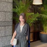 一枚でサマになる「ドット柄オールインワン」。涼しく映える夏のおでかけスタイル【40代の毎日コーデ】