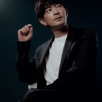 津田健次郎「モデルプレスカウントダウンマガジン vol.13」（東京ニュース通信社刊）写真：野間憲治