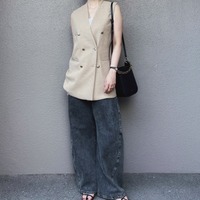 ダブルブレストジレで上半身がすっきり。×デニムで魅せるスマートカジュアル。【40代の毎日コーデ】