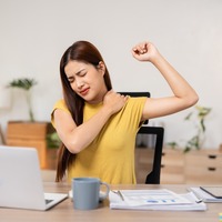 「手が後ろで組めない」原因は肩甲骨にあり? 1分で肩こりスッキリ「肩甲骨はがし」