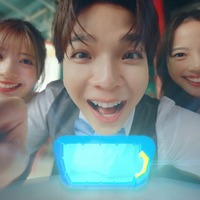 星乃夢奈、塩崎太智、三浦舞華／新CM「一番くじONLINE 塩崎太智がみんなとスマホでペリペリ」（提供写真）