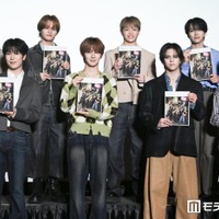 「MAZZEL 1st photobook with ZEAL」発売記念トークショー囲み取材に出席したMAZZEL／（後列左から）TAKUTO、KAIRYU、RYUKI、EIKI（前列左から）HAYATO、NAOYA、RAN、SEITO （C）モデルプレス