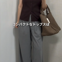 大人かわいい！ダークブラウンのノースリ＆グレーのワイドパンツで作るシックな着こなし【40代の毎日コーデ】