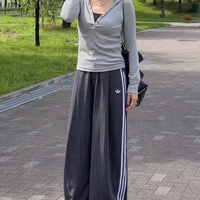 季節の変わり目にちょどういい。【ユニクロ】のフーデッドTでこなれる秋スポーティ【40代の毎日コーデ】