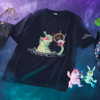 トートバッグ5500円/ Tシャツ 4500円/ショルダーバッグ4500円/ エコバッグ1500円/ぬいぐるみキーチェーン<シェンシ>2800円/ぬいぐるみキーチェーン<ペイン、パニック>5300円