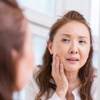 「シミ・シワ・たるみ」だけじゃない!ピリピリ痛む、ムズムズする…更年期に増える肌の違和感、原因は女性ホルモン?肌への影響を専門医が解説
