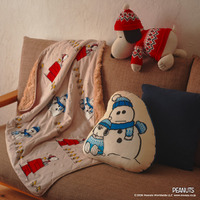 ブランケット ¥4,620、シットアップクッション ¥5,500、ダイカットクッション ¥3,300/© 2026 Peanuts Worldwide LLC