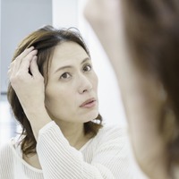 閉経後は「頭の中央の分け目」から薄毛が始まる⁉ 更年期の髪の悩み、原因を専門医が解説