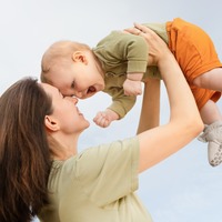 「幸せホルモン」の分泌しやすさは子ども時代に決まる?「オキシトシン」の特性と、すぐできる増やし方【産婦人科医がコツを伝授】