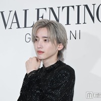 神々しいプラチナブロンドヘアで登場した道枝駿佑（C）モデルプレス