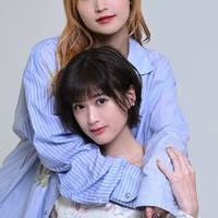 モデルプレスのインタビューに応じた鞘師里保、小西桜子（C）モデルプレス