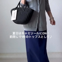 隠せて安心のミドル丈カーデをすっきりと着こなす。グレー×ネイビーで魅せる秋の縦長シルエット【40代の毎日コーデ】