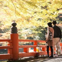 40代彼女に「頼むから離れて歩いてくれないかな」と言いかけた!秋のデートで絶対NGなコーデって?