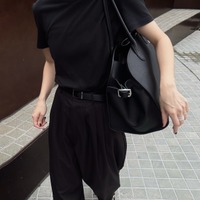 大人かっこいいとはコレ!シックな黒で引き締める晩夏のモダンスタイル【40代の毎日コーデ】