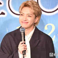 満面の笑みで「リーダー、スケジュールよろしく！」と大橋和也になにわ男子の忘年会を懇願する西畑大吾（C）モデルプレス