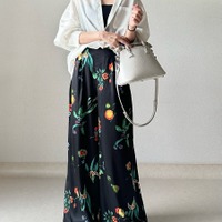 「柄ボトムス」は秋も着映えるアイテム。華やかボタニカル柄パンツで作るリラックスシック【40代の毎日コーデ】