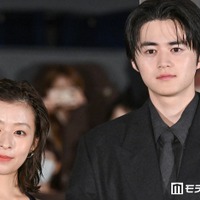「藁にもすがる獣たち」公開初日舞台挨拶に出席した鈴鹿央士、森七菜（C）モデルプレス