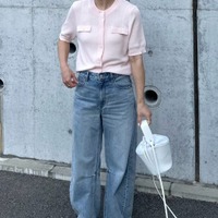 甘いピンクをデニムと合わせて大人仕様に。新鮮な色使いで遊ぶ華やかスタイル【40代の毎日コーデ】