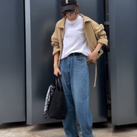 クールにきまる【ユニクロ】ユニセックス服。秋の白Ｔ×デニムも着るだけで洗練シルエットに【40代の毎日コーデ】