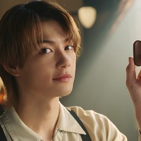 佐野勇斗／「明治 生のとき」新CM「きみと永遠のとき」篇より（提供写真）