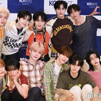 YUKIの場所をあけるRYOGAとYUKIとハートを作るYURA／KO1KEYZ（後列）RYUJI、ISSA、SHINHAENG、YURA、RYOGA（前列）TOWA、SIYOUNG、YOSHIKI、DAIKI、KOSUKE、KEITO（C）モデルプレス