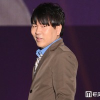 ゆっくりとランウェイをためる藤本敏史（C）モデルプレス