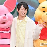 ピグレット＆プーに挟まれる櫻井翔（C）モデルプレス