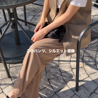 「ジレとボトムスを同系色に」。白Ｔ×タックワイドパンツを秋仕様にシフトする着こなしテク【40代の毎日コーデ】