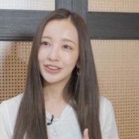 板野友美「エイジレスボーイズ」（C）AbemaTV, Inc.