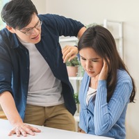 「お金を返して」その一言で激昂した夫に、暴力を振るわれた夜。子どもが見ていたのに気づいた私は、にっこりと微笑んだ