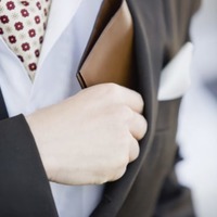 節約は実は簡単です。あまり深く考えず、ガマンするか、より安いものへスイッチするだけでいいからです。でも、それは貧乏思考の表れ。金持ちを目指すなら、節約するよりも、収入自体を増やすためにはどうしたらいいか、創意工夫したいものです。