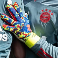 なんじゃこりゃ…ノイアーの「新GKグローブ」が凄いことに