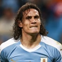 これは反則…カバーニ、日本代表を青ざめさせた左足「鬼ロング」を見たか