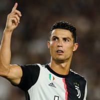 ロナウドの紳士っぷりが素敵！話題の「エスコート」がこれ