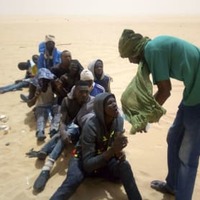 ニジェールのサハラ砂漠で置き去りにされ、救助された移民（国際移住機関ニジェール事務所提供・共同）
