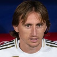 モドリッチがキスしまくる「謎儀式」がこれ