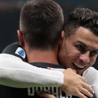 イケメンすぎ！ディバラとロナウドの「さりげないキス」場面がこれ