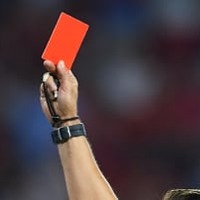 ドクターヘリで緊急搬送…退場にキレた選手が主審をブン殴る「衝撃動画」がこれ