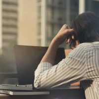 「職場で孤立してるなら…」パワハラに悩む女に持ちかけられた、意外すぎる提案